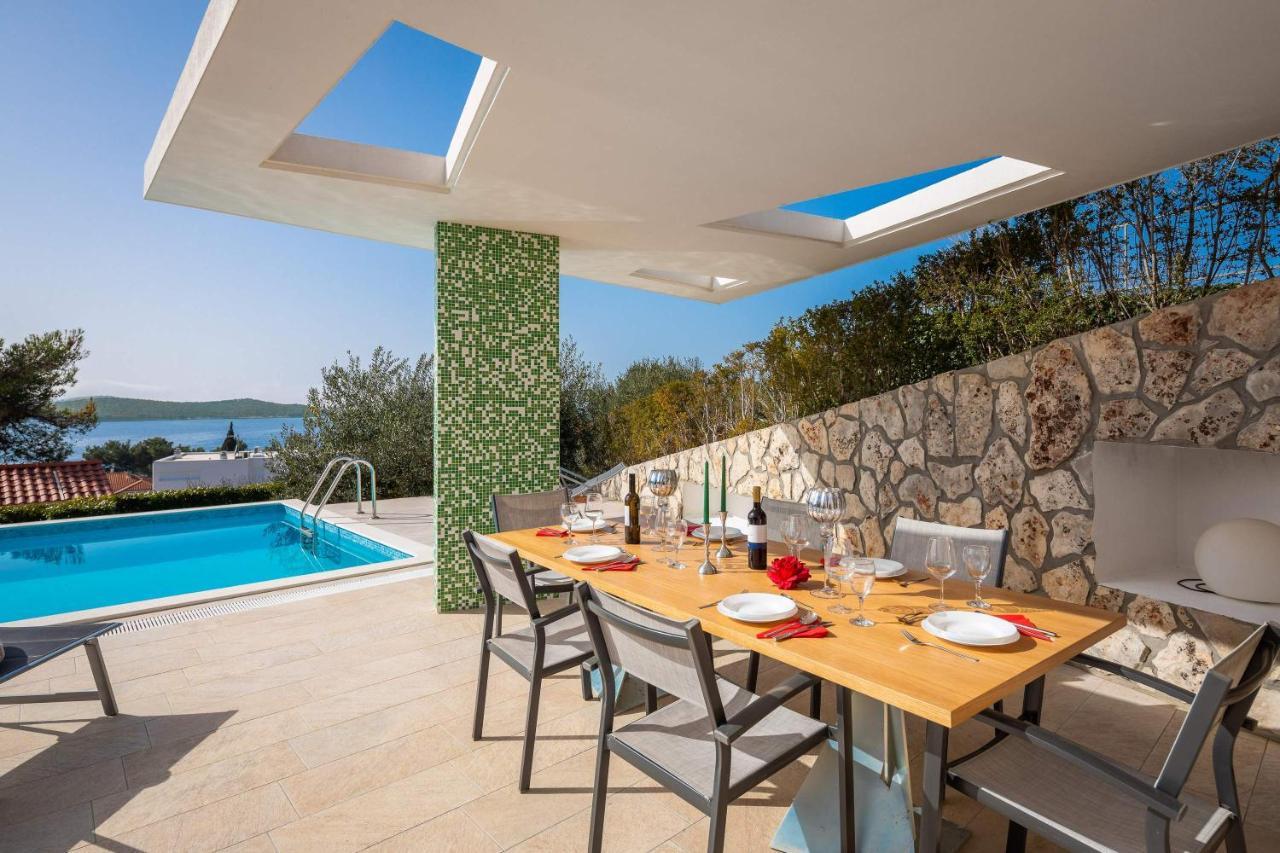 Villa Tela With Pool Zaboric Buitenkant foto