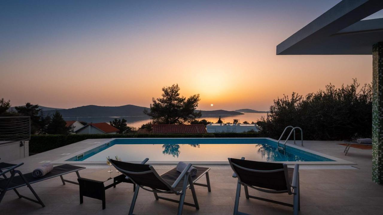Villa Tela With Pool Zaboric Buitenkant foto