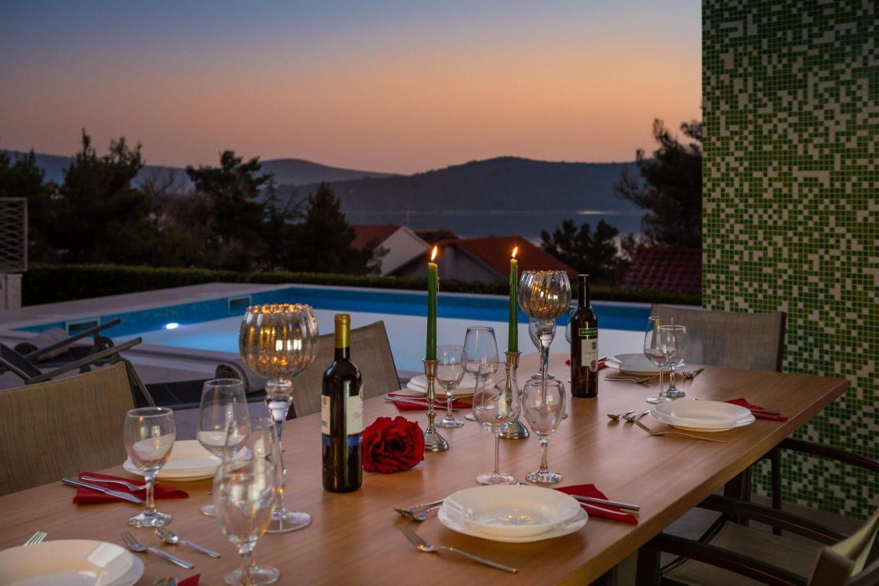 Villa Tela With Pool Zaboric Buitenkant foto