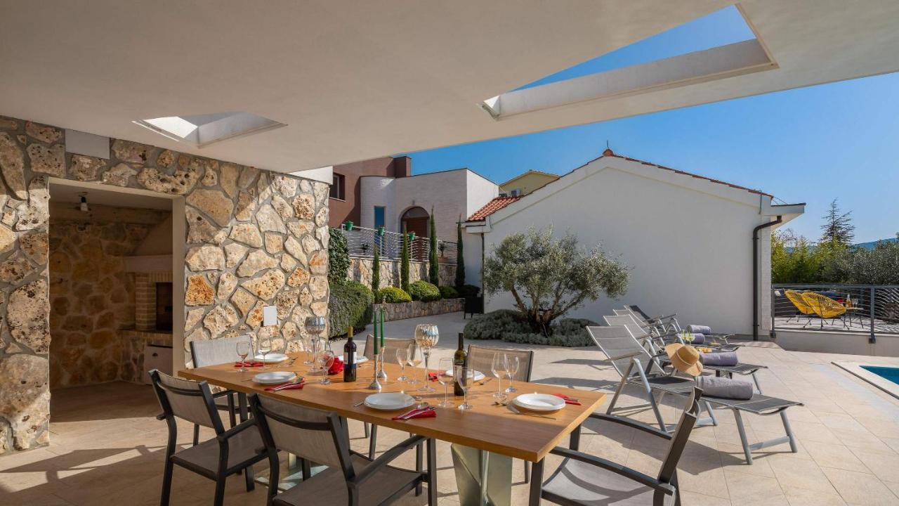 Villa Tela With Pool Zaboric Buitenkant foto