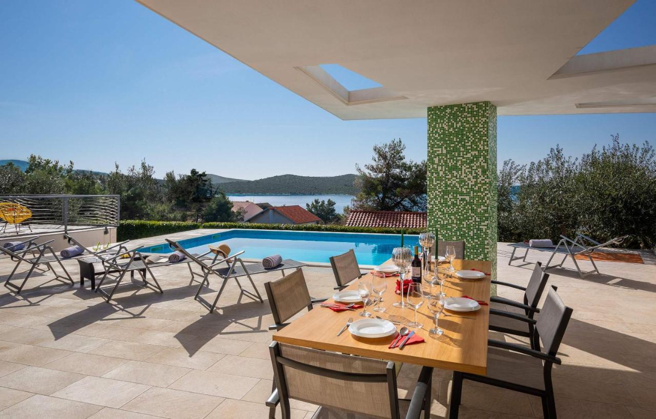 Villa Tela With Pool Zaboric Buitenkant foto