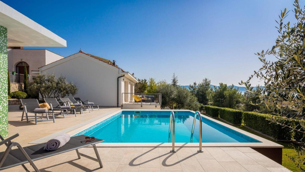 Villa Tela With Pool Zaboric Buitenkant foto