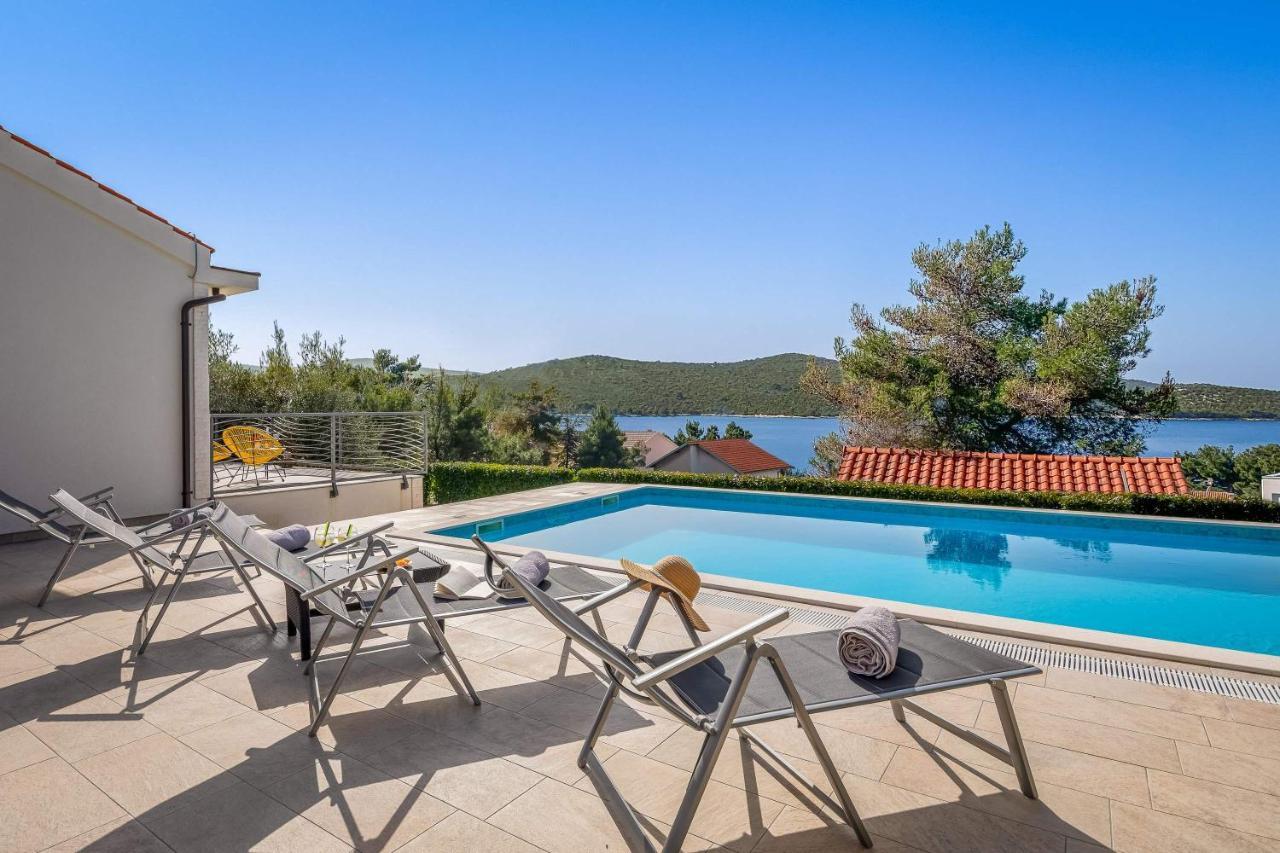 Villa Tela With Pool Zaboric Buitenkant foto