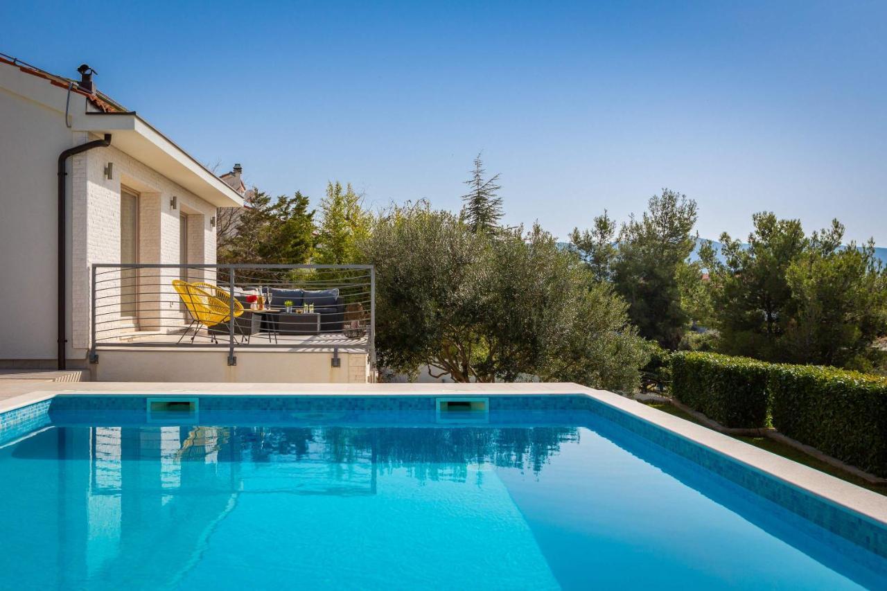 Villa Tela With Pool Zaboric Buitenkant foto