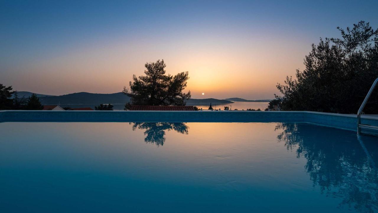 Villa Tela With Pool Zaboric Buitenkant foto