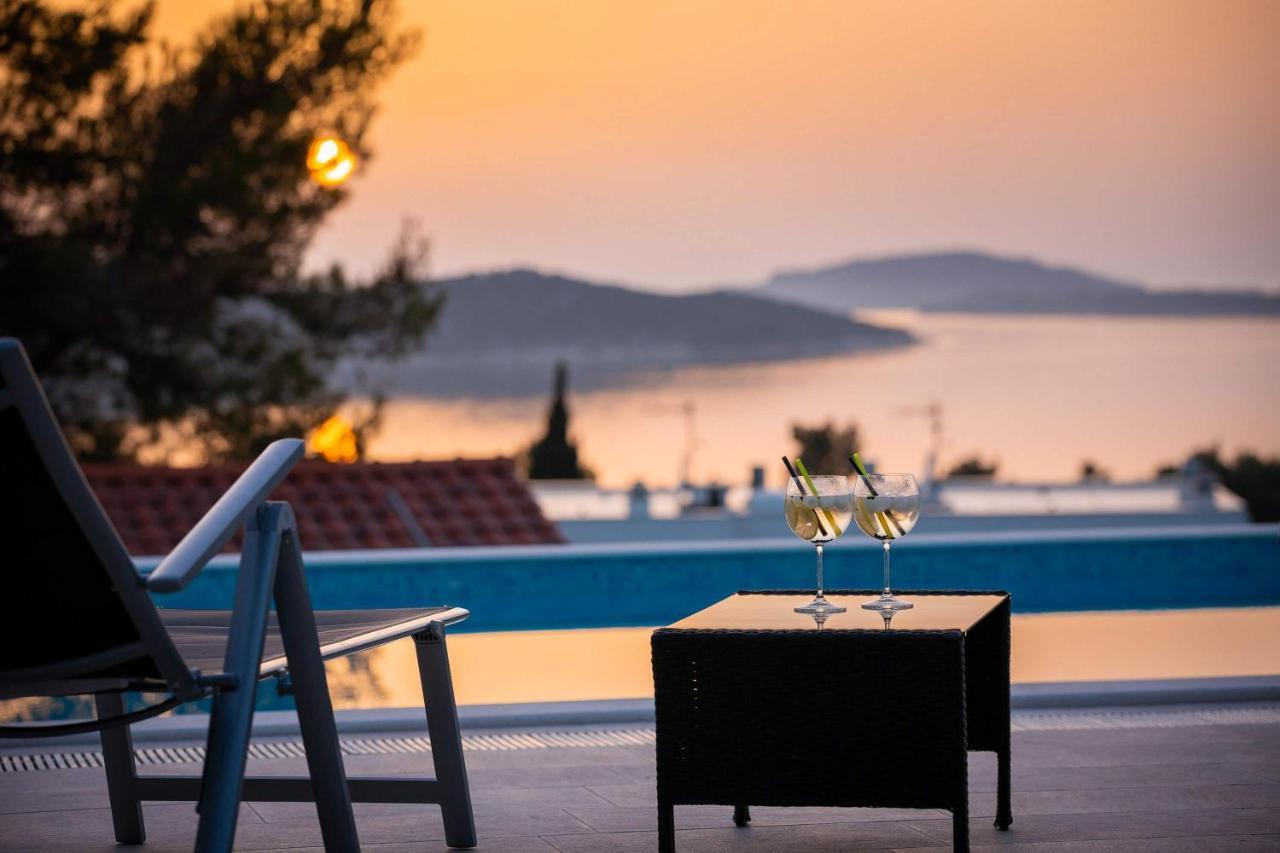 Villa Tela With Pool Zaboric Buitenkant foto