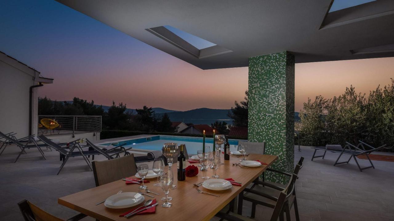 Villa Tela With Pool Zaboric Buitenkant foto