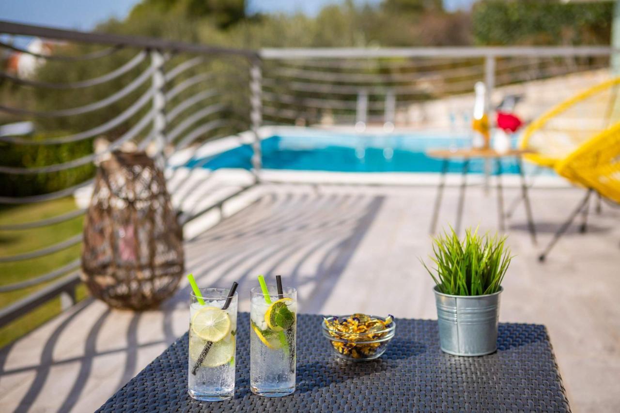 Villa Tela With Pool Zaboric Buitenkant foto